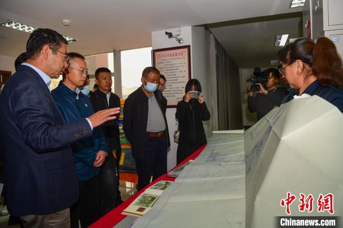 圖為參加西藏三大重點文物保護(hù)維修工程檔案移交進(jìn)館儀式人員參觀布達(dá)拉宮手繪圖紙。　貢嘎來松 攝