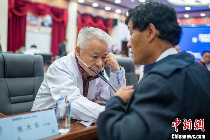 圖為專家團隊在日喀則市開展義診活動?！〉┰雠?攝