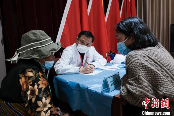北京大學(xué)第一醫(yī)院教授、主任醫(yī)師霍勇在義診現(xiàn)場接診?！〗w波 攝