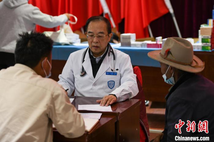 北京大學(xué)人民醫(yī)院心臟中心副主任、博士生導(dǎo)師王偉民為農(nóng)牧民問診?！〗w波 攝