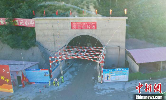 西藏最長(zhǎng)公路隧道全線(xiàn)貫通全長(zhǎng)近7公里