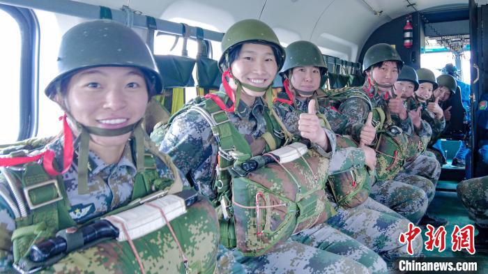 圖為女兵們在直升機上準(zhǔn)備跳傘?！⊥跏鰱| 攝