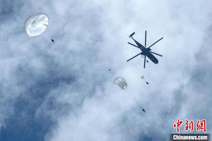 圖為傘降女兵在空中開傘?！⊥跏鰱| 攝