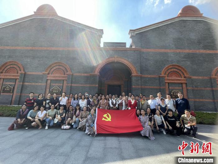 參觀中共一大、二大會(huì)址，學(xué)員們回顧了中國(guó)共產(chǎn)黨百年大黨的革命歷程?！∪A東師大供圖