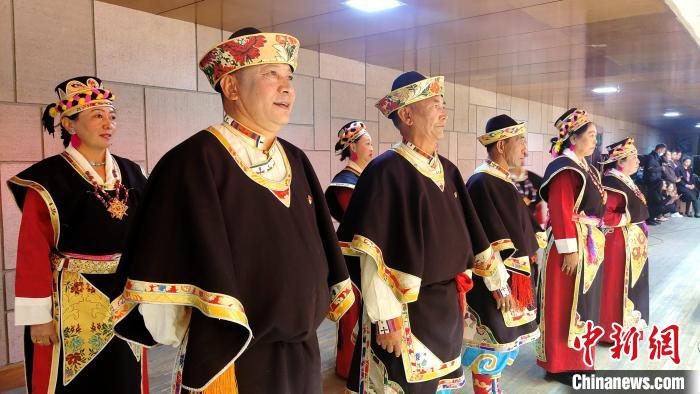 圖為西藏老年舞蹈隊在后臺準(zhǔn)備上場?！∝暽＠?攝
