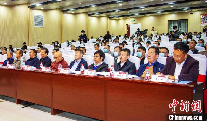 圖為與會(huì)專家學(xué)者聽(tīng)會(huì)?！钪覍?攝