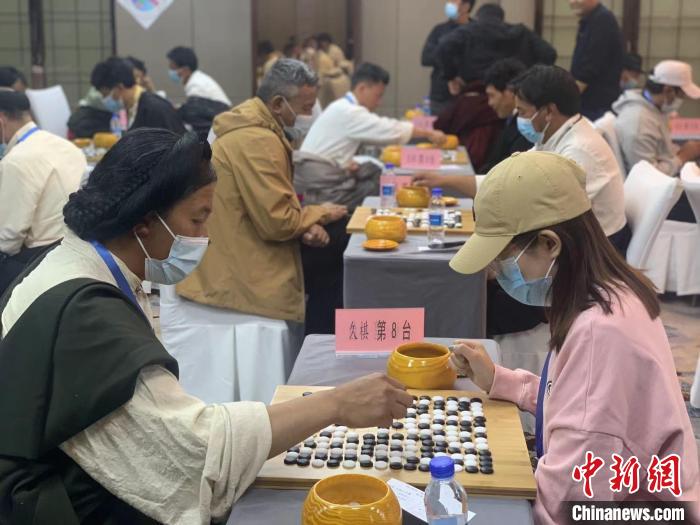 圖為參賽選手正在進(jìn)行藏棋對弈?！≈x牧 攝