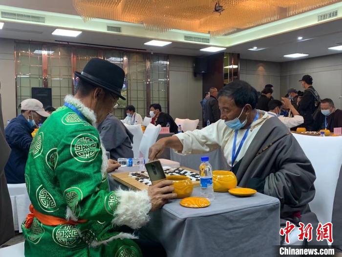 圖為參賽選手正在進(jìn)行藏棋對弈?！≈x牧 攝