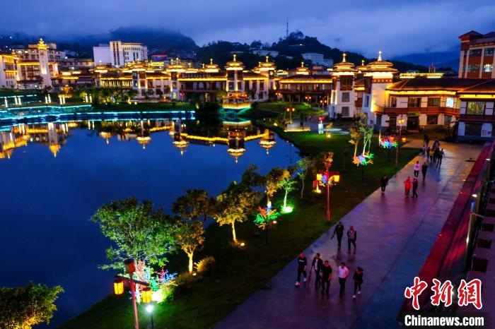 圖為2021年5月18日，西藏自治區(qū)墨脫縣城入夜，昔日的“高原孤島”如今面貌一新?！〗w波 攝