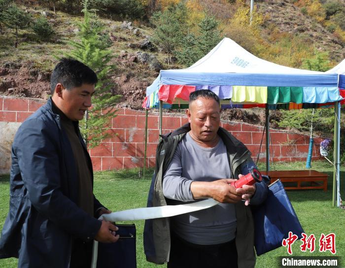 圖為護(hù)林員操作體驗(yàn)滅火裝備?！〔际猩窒乐ш?duì) 供圖