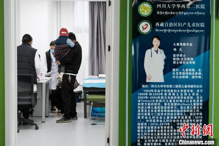 圖為四川大學(xué)華西第二醫(yī)院專家接診。　江飛波 攝