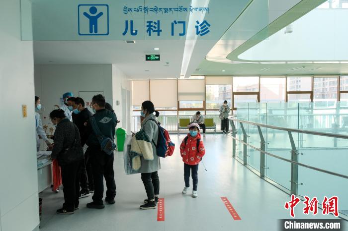 圖為兒科義診接診現(xiàn)場?！〗w波 攝