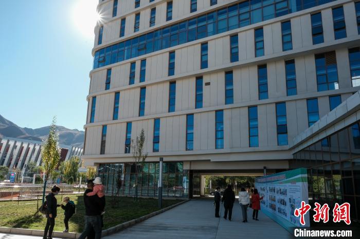 因疫情防控需要，此次義診活動進行了人數(shù)限定。圖為西藏民眾帶著孩子到醫(yī)院就診?！〗w波 攝