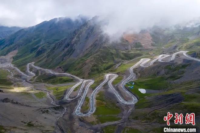資料圖：航拍通往西藏隆子縣玉麥鄉(xiāng)的盤山公路。　江飛波 攝