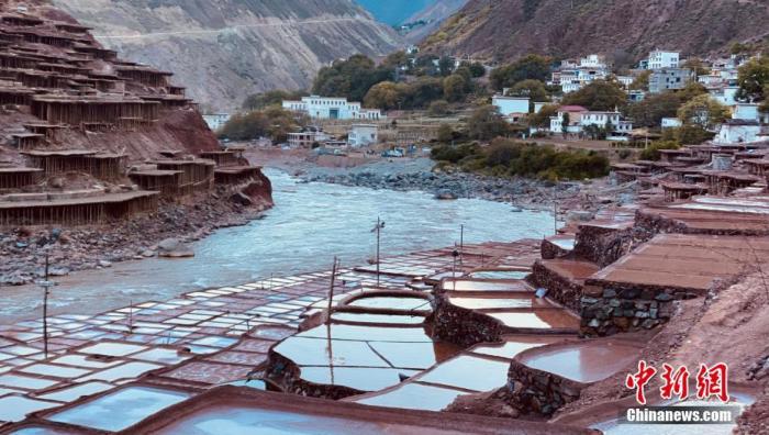 資料圖為芒康千年古鹽田。 <a target='_blank' ><p  align=