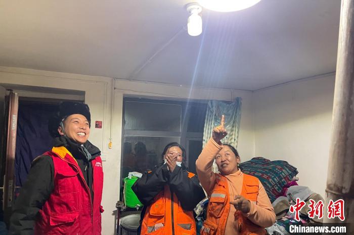 青藏公路109道班接入大網(wǎng)電?！?閆昱翰 　攝