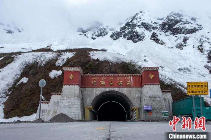 墨脫公路控制性工程——嘎隆拉隧道。上方為嘎隆拉雪山，曾是進(jìn)入墨脫最大的“攔路虎”。