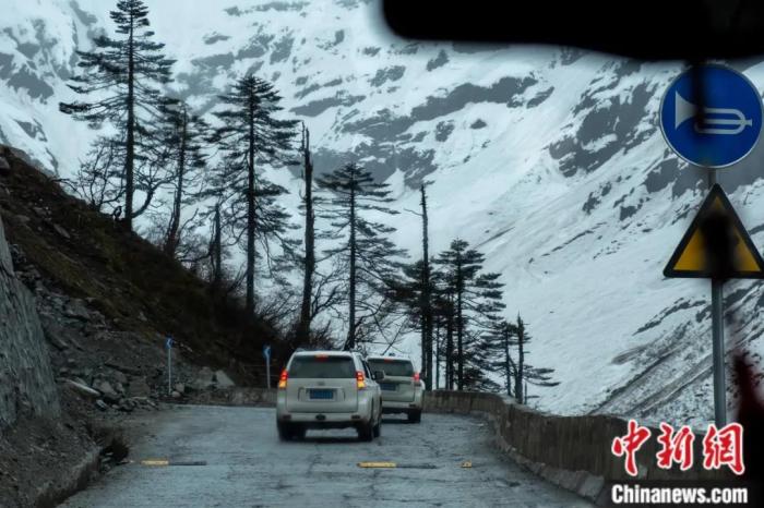 圖為墨脫公路沿線的雪景風(fēng)光。