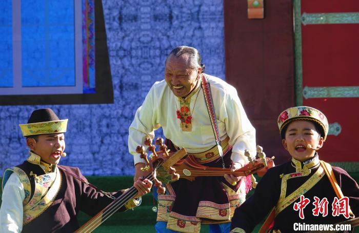 圖為2022工布新年暨響箭文化旅游系列活動(dòng)開(kāi)幕式上的文藝表演?！∪轿木辍z