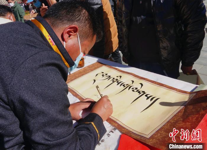 圖為書(shū)法家展示藏文書(shū)法。　冉文娟 攝
