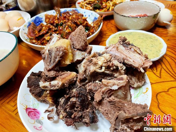 圖為除夕之夜的大餐?！∪轿木?攝