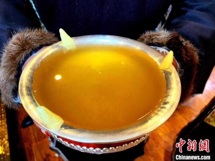 圖為青稞酒。　冉文娟 攝