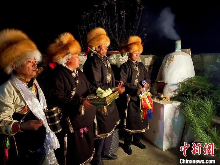 圖為除夕之夜進(jìn)行的驅(qū)鬼儀式?！∪轿木?攝