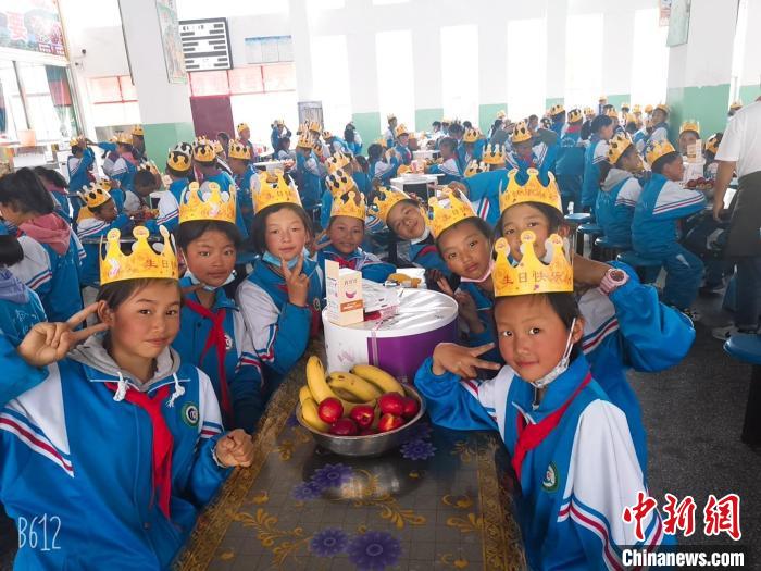 圖為加查縣安繞鎮(zhèn)小學(xué)學(xué)生集體過(guò)六一兒童節(jié)?！“怖@鎮(zhèn)小學(xué)供圖