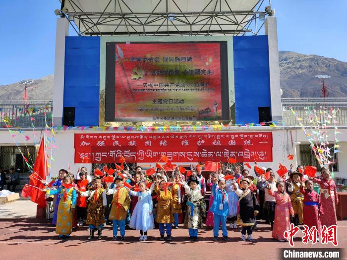 圖為加查縣安繞鎮(zhèn)小學(xué)各民族代表學(xué)生齊唱紅歌?！“怖@鎮(zhèn)小學(xué)供圖
