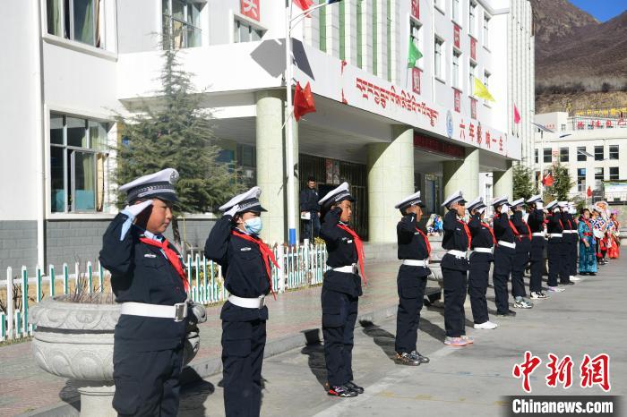圖為加查縣安繞鎮(zhèn)小學(xué)學(xué)生爭(zhēng)當(dāng)“小交警”體驗(yàn)交警工作?！∝暩聛?lái)松 攝
