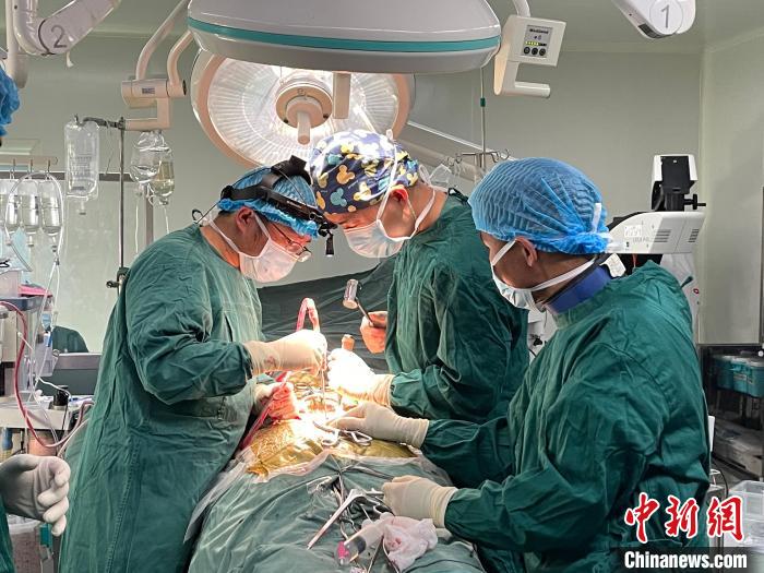 圖為在北京援藏醫(yī)療隊專家指導(dǎo)下，多項新技術(shù)使用到脊柱疾病的手術(shù)中。(資料圖) 拉薩市人民醫(yī)院脊柱外科供圖