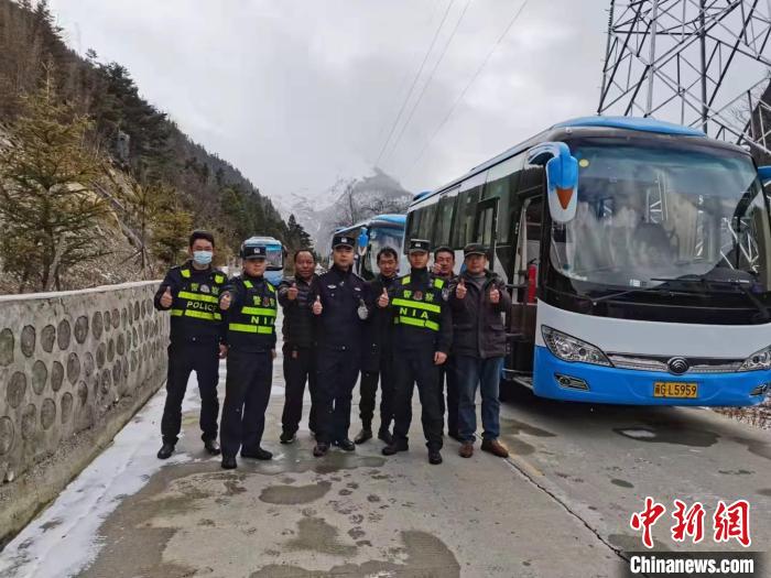 救援成功后，司機們與邊境派出所民警合影?！±罱ǚ?攝