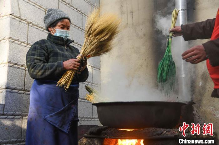 圖為拉薩手藝人制作年貨“羅薩梅朵”?！∝暩聛硭?攝