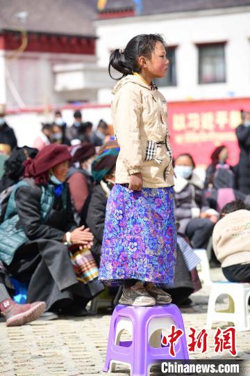 圖為觀看節(jié)目的小女孩?！∝暩聛硭?攝