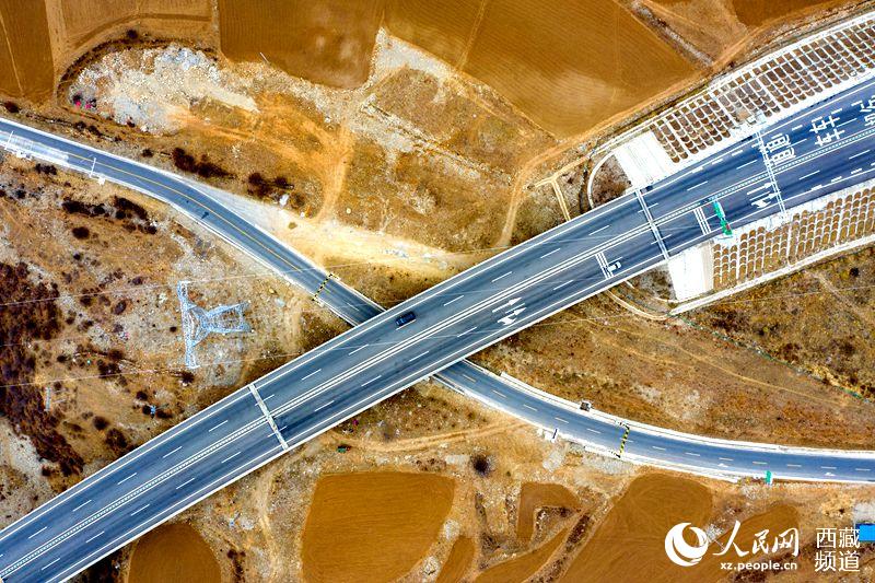 拉林高等級公路。徐馭堯攝