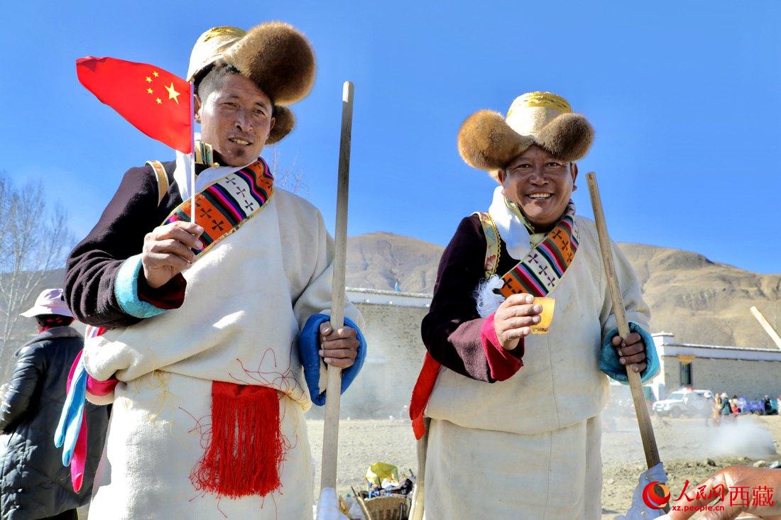 互敬青稞酒，祈福一年的豐收。人民網(wǎng) 次仁羅布攝