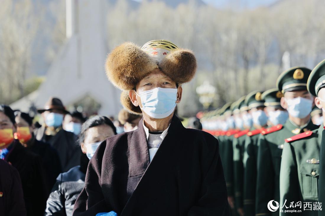 群眾代表們參加升旗儀式現(xiàn)場(chǎng)。人民網(wǎng) 次仁羅布 攝