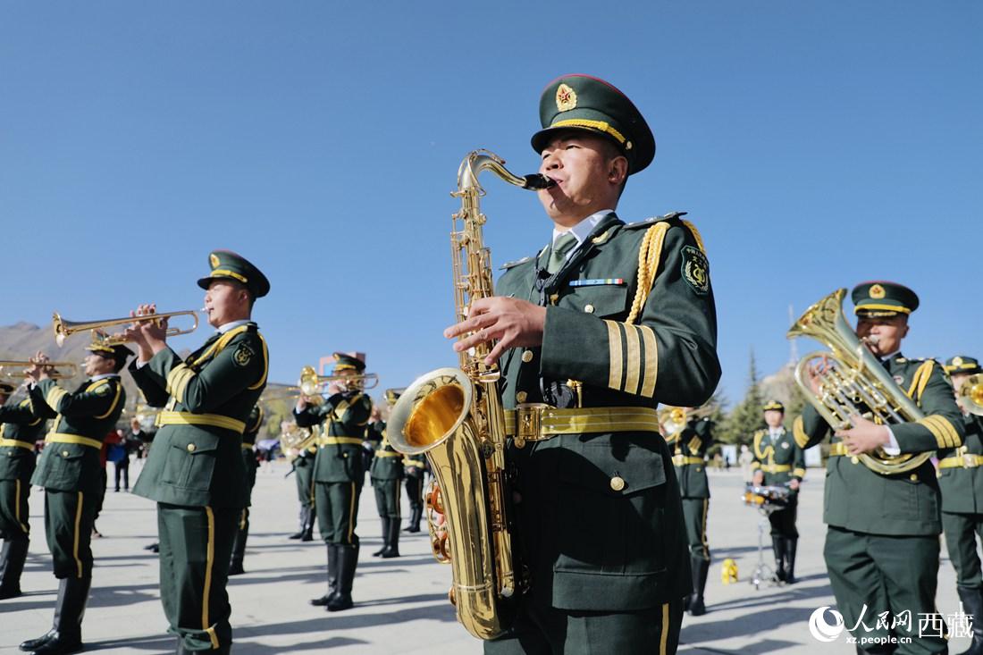 軍區(qū)文工團(tuán)奏響國(guó)歌。人民網(wǎng) 次仁羅布攝