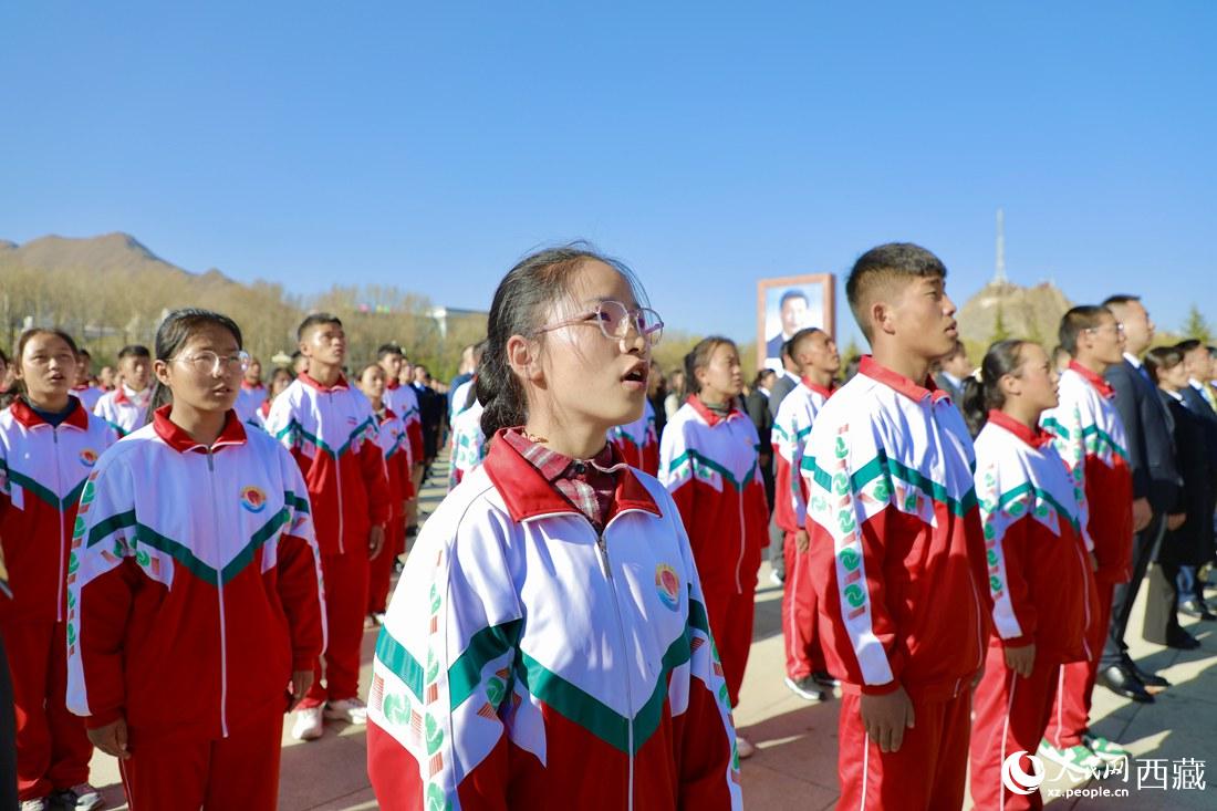 全體奏唱國(guó)歌。人民網(wǎng) 次仁羅布攝