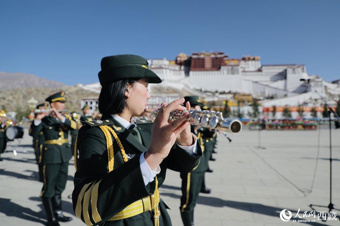 軍區(qū)文工團(tuán)奏響國(guó)歌。人民網(wǎng) 次仁羅布攝