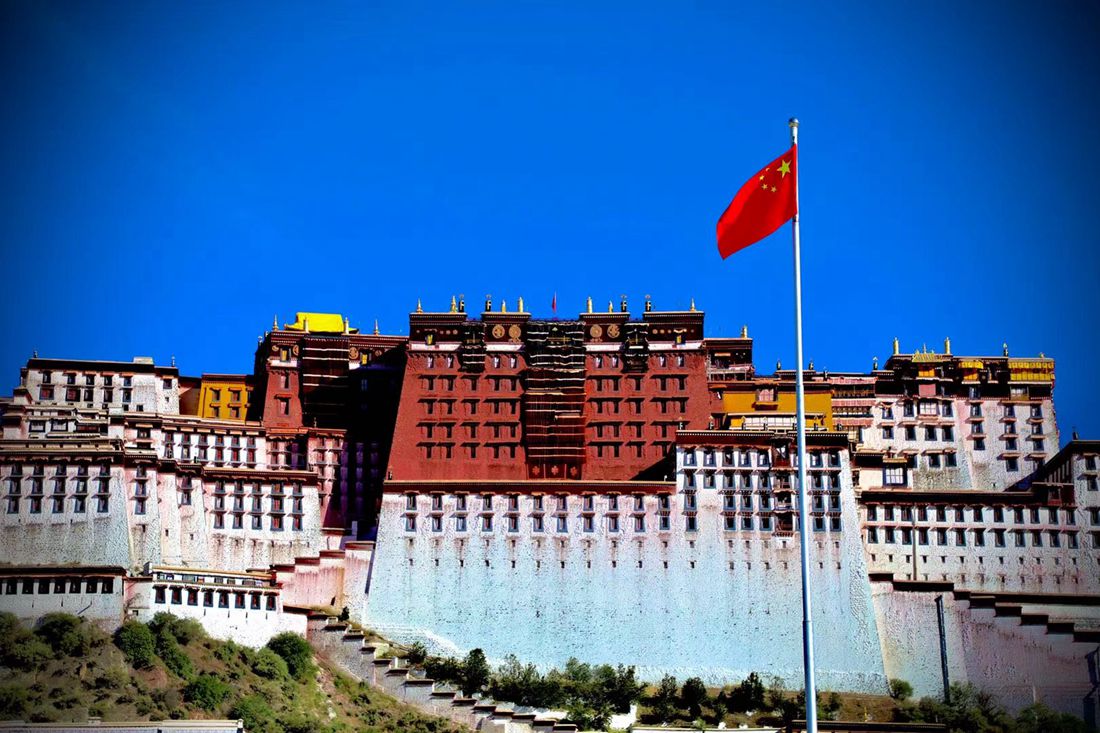 五星紅旗迎風(fēng)飄揚(yáng)。人民網(wǎng) 次仁羅布攝