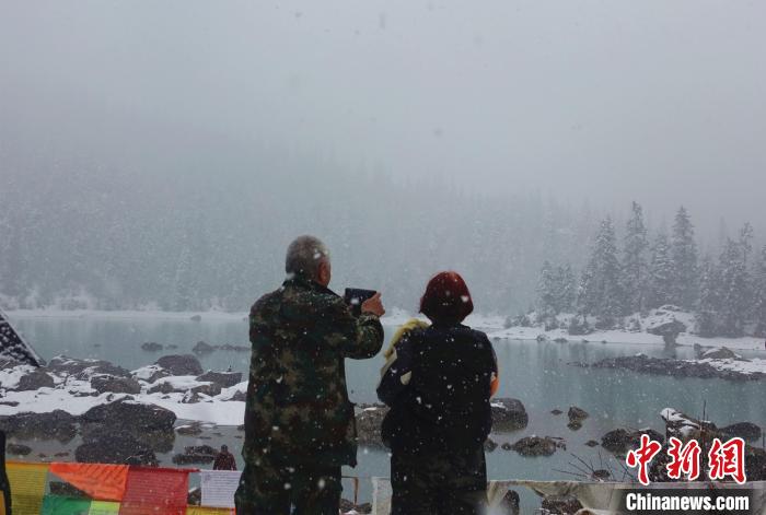 游客欣賞雪中然烏湖?！∪轿木?攝