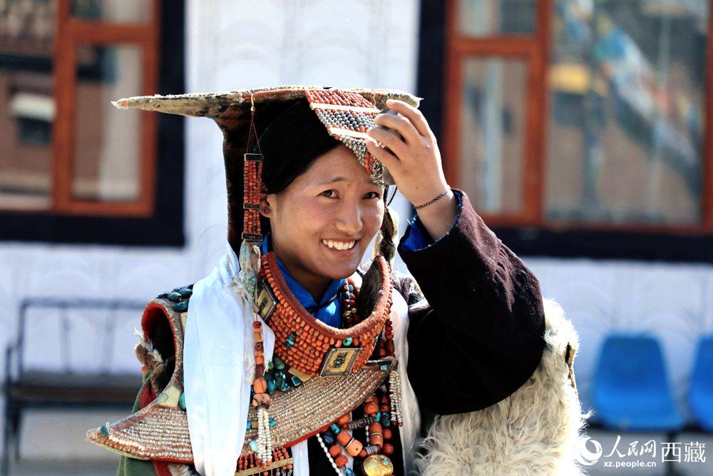 身著“飛天服飾”的普蘭少女。人民網(wǎng) 李海霞攝