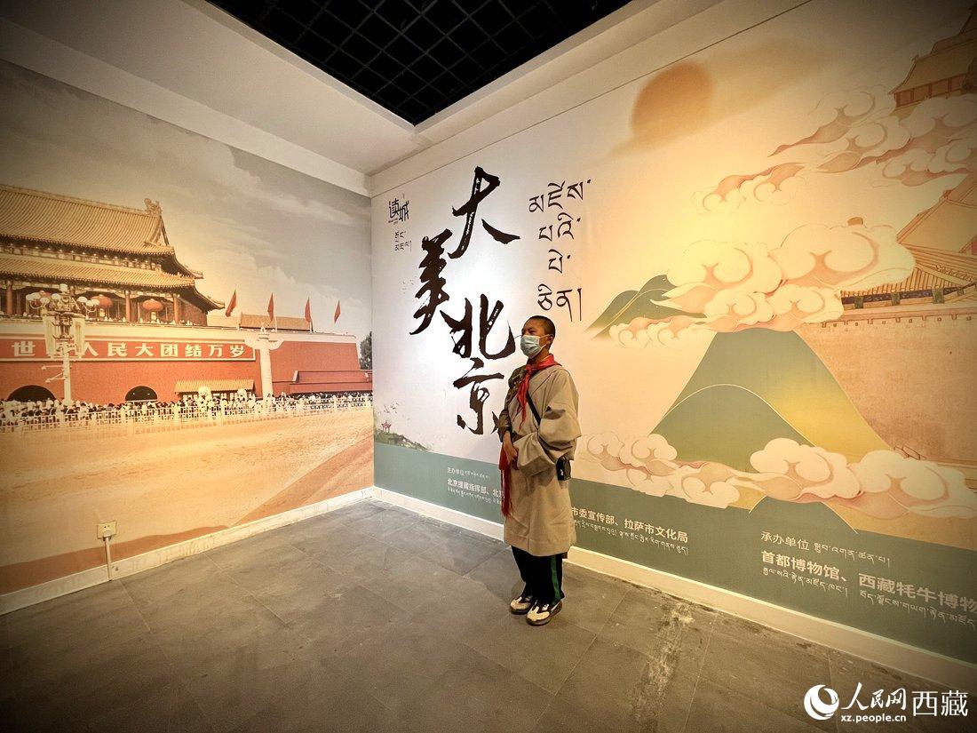 拉薩市北京實驗中學的學生講解員進行講解。人民網(wǎng) 次仁羅布攝
