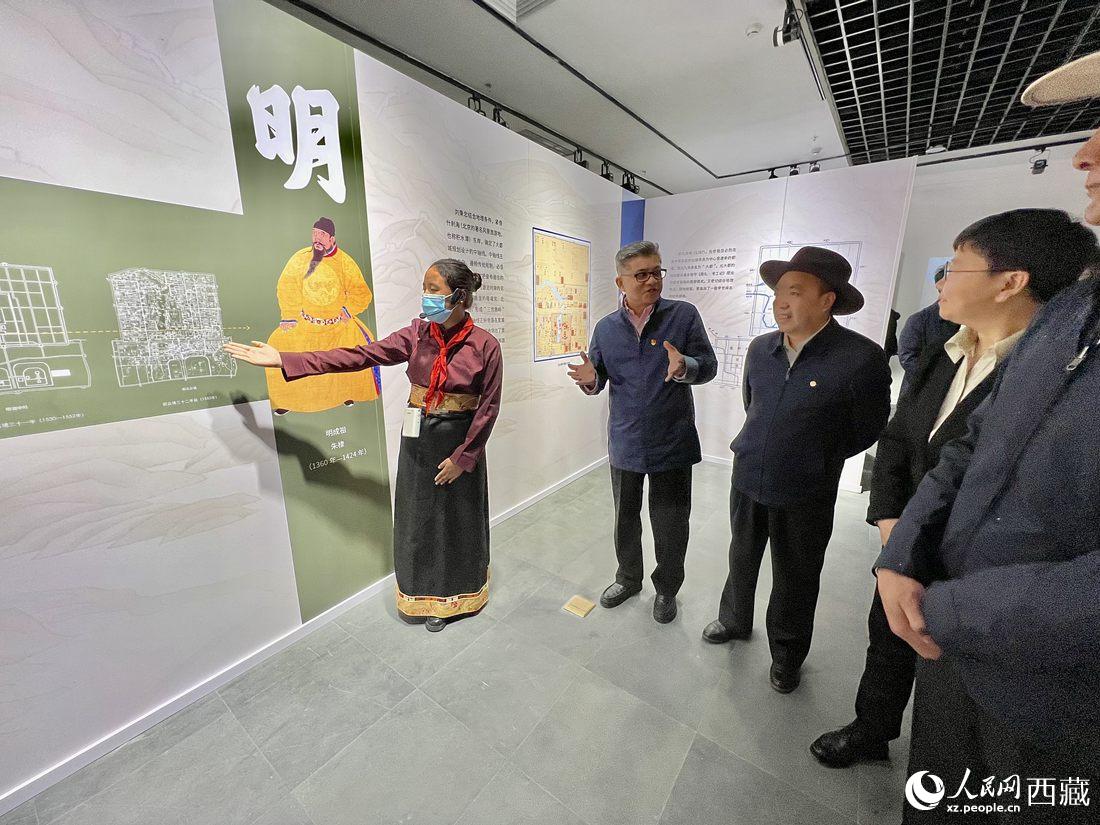 拉薩市北京實驗中學的學生講解員進行講解。人民網(wǎng) 次仁羅布攝