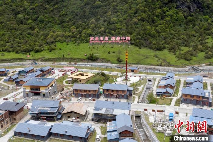 “家是玉麥 國是中國”的大字豎立在玉麥鄉(xiāng)旁的山腳上。　楊華峰 攝