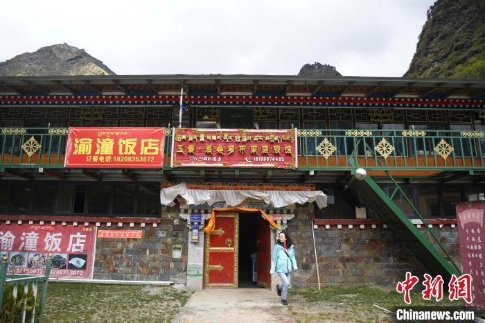 玉麥鄉(xiāng)里修建了飯店與旅館。　楊華峰 攝