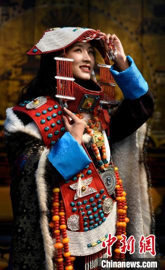 圖為國家級非遺項(xiàng)目——西藏阿里普蘭的“宣”服，該服飾華麗稀有，每逢節(jié)日盛典時才會穿戴。　李林 攝