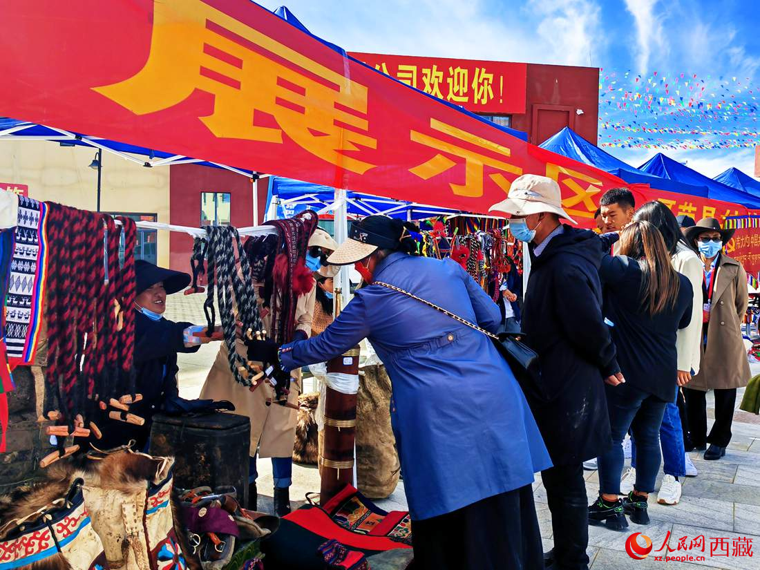 技能大賽現(xiàn)場引來不少客戶。人民網(wǎng) 李海霞攝