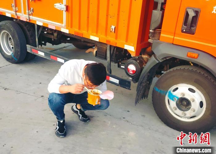 由于沿路疫情原因，閆光宇和朋友只能在服務(wù)區(qū)簡餐?！∴嵟?攝